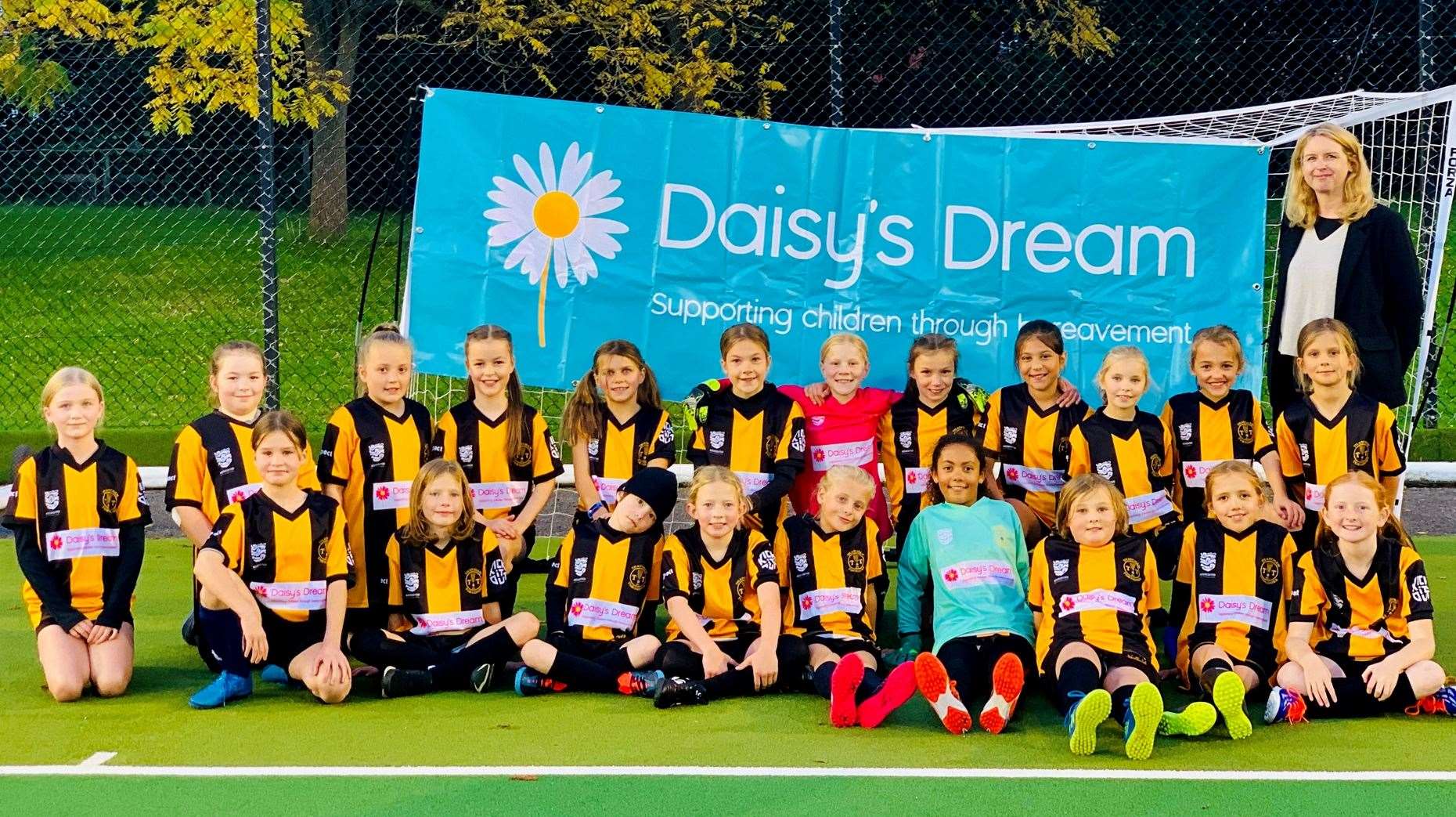 Daisy’s Dream CEO Laura Lewis with Thatcham Tornadoes U10 Girls Lionesses and Tigers. Credit: Sunita Patel-Carstairs