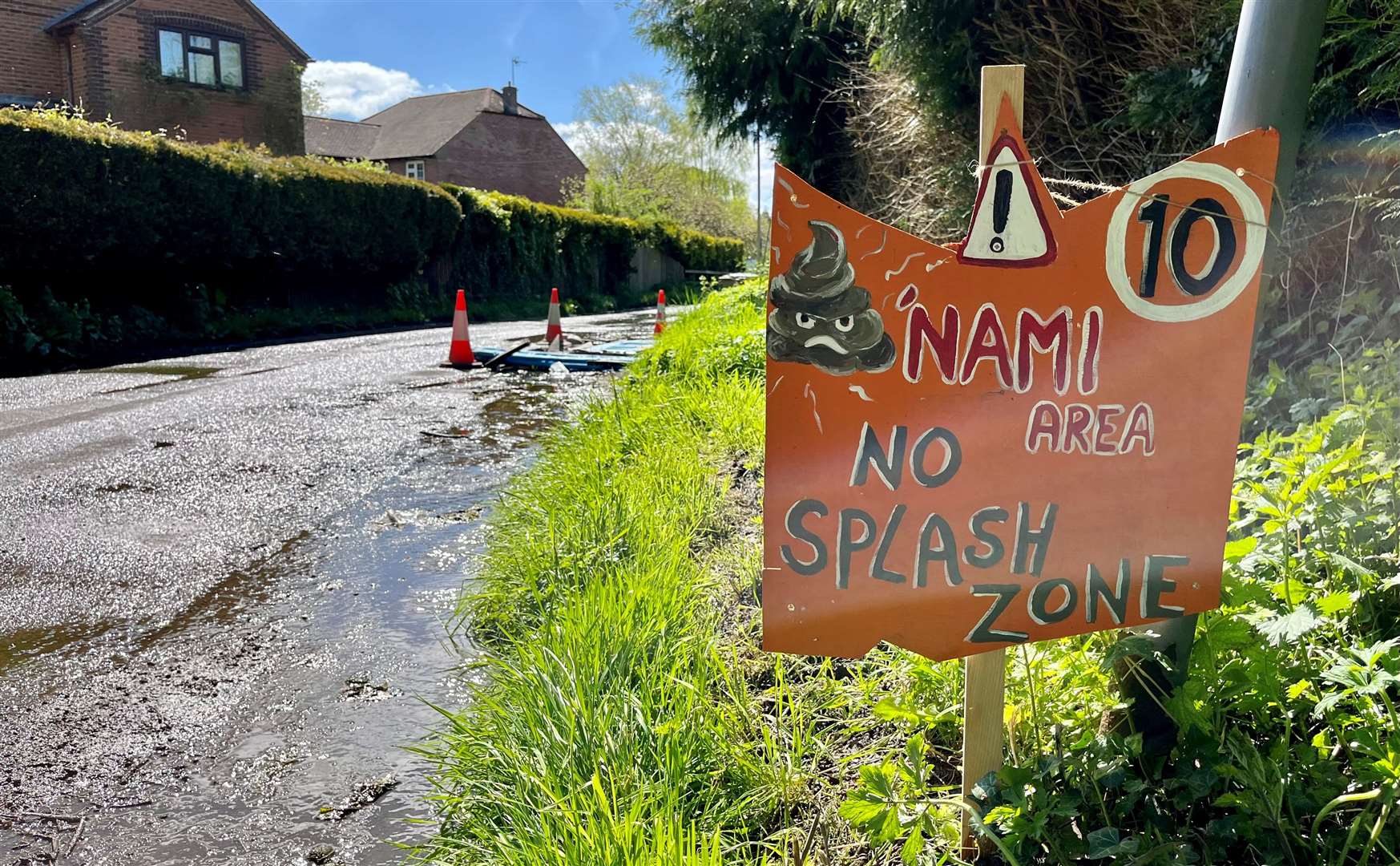 Makeshift signs highlight the ongoing sewage pollution in Hampstead Norreys. Credit: Mirek Gosney