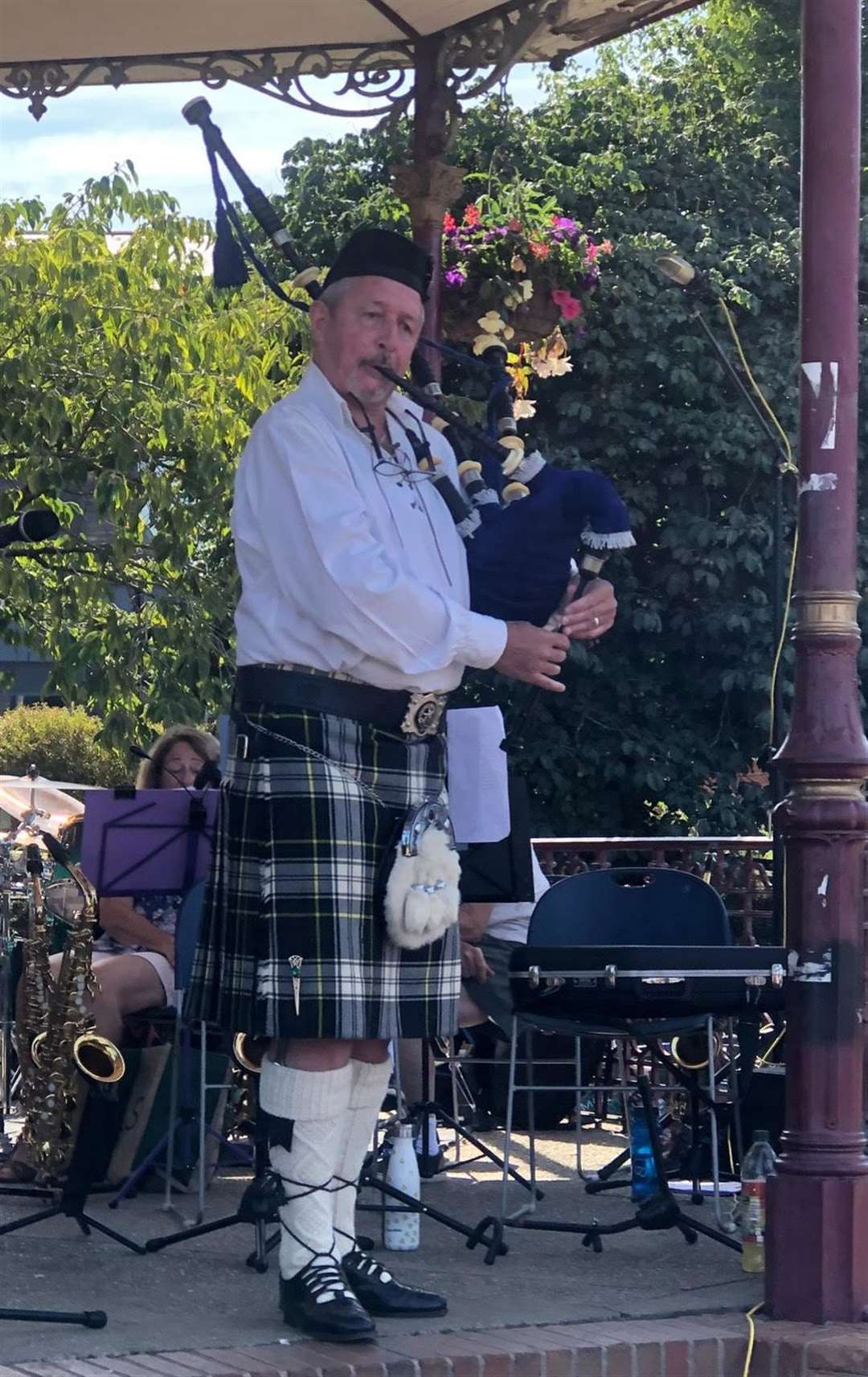 Archie on bandstand