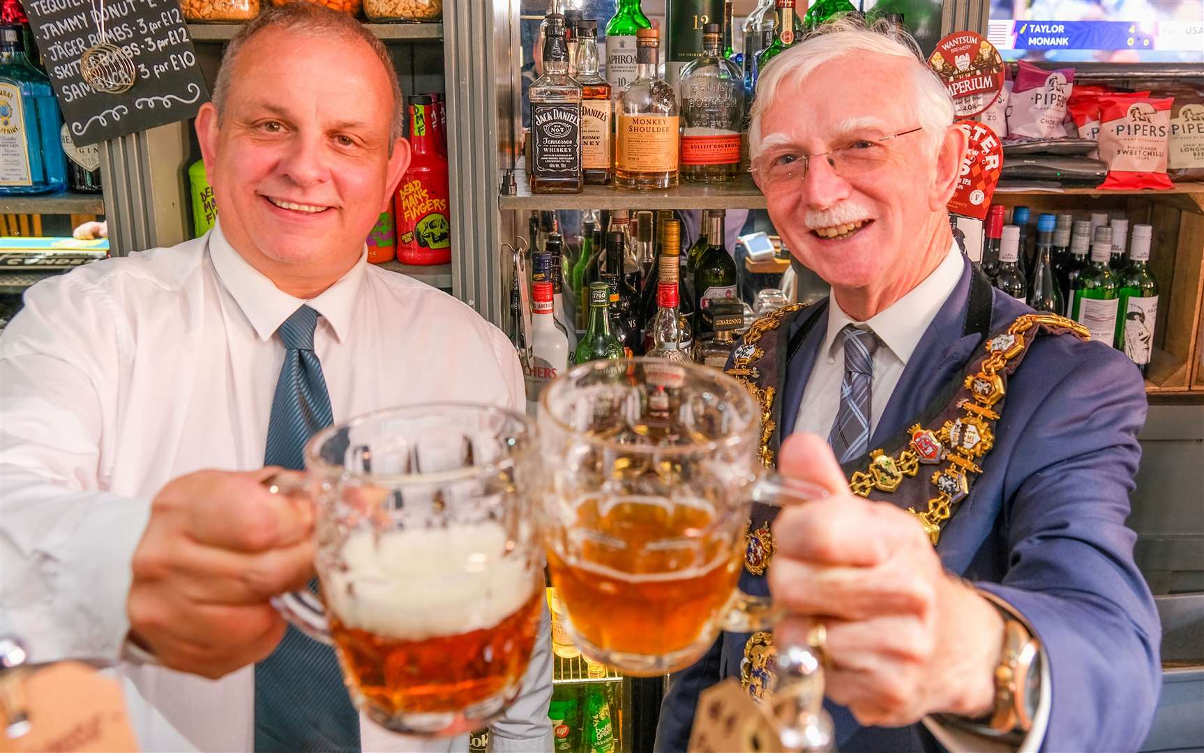 Catherine Wheel landlord Warwick Heskins celebrates 10 years with Mayor of Newbury Andy Moore