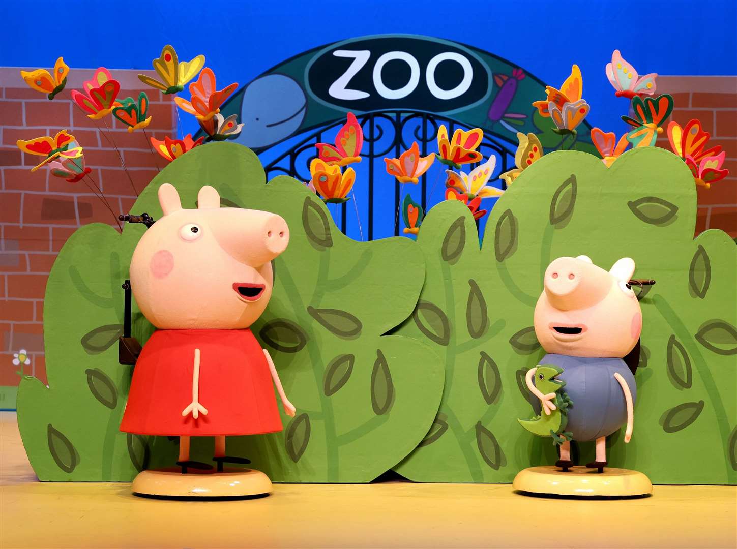 Join Peppa, along with her family and friends as they go to the zoo and also the beach for a special party- it’s going to be an exciting and fun packed day