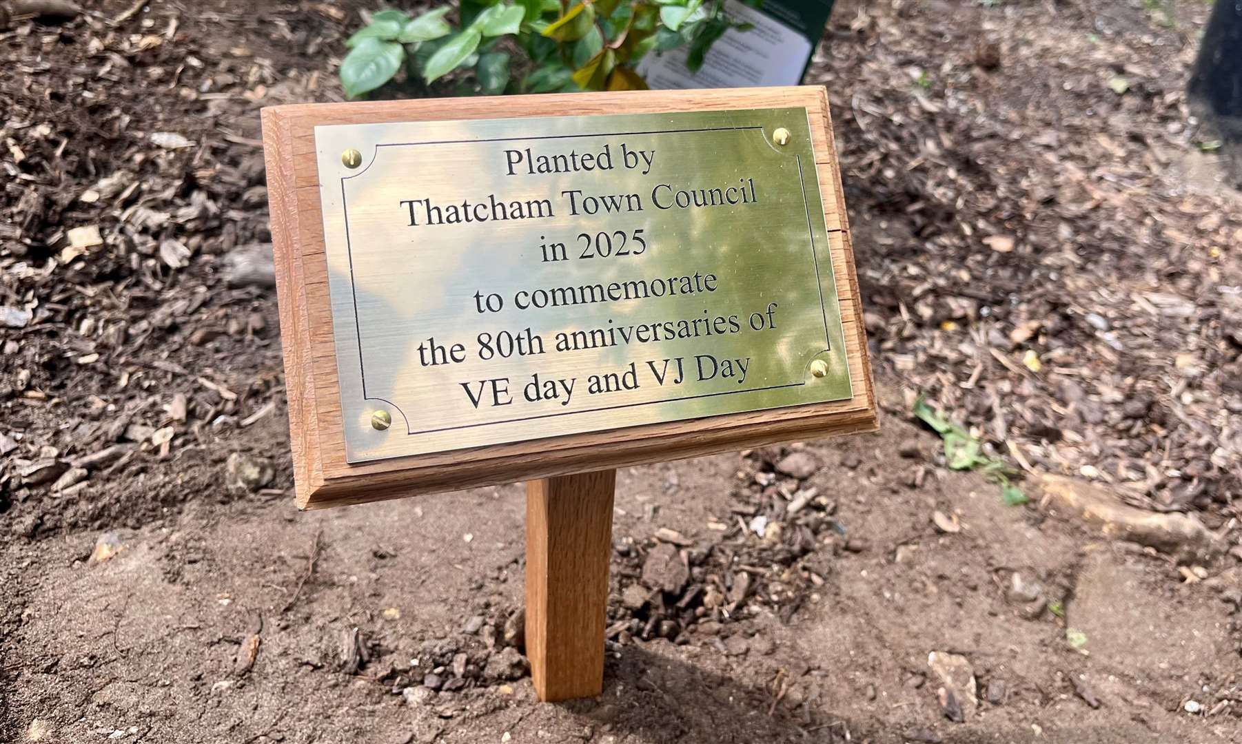 Plaque installed by Thatcham Town Council to commemorate the 80th anniversaries of VE Day and VJ Day