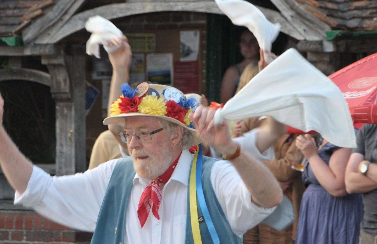 Icknield Way and Kennet morris men at The Bell, Aldworth Pic: Geoff Fletcher