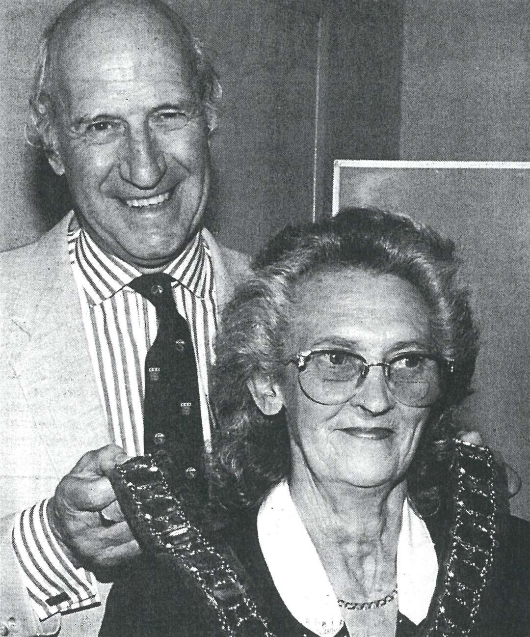 Outgoing Thatcham Mayor, Peter Gildersleeves, places the chain of office on Ivy Street in May 1998
