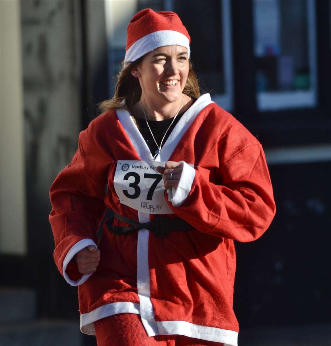 Newbury Santa Run pic chris forsey 28/11/21.Ref:48-1821. (53386163)