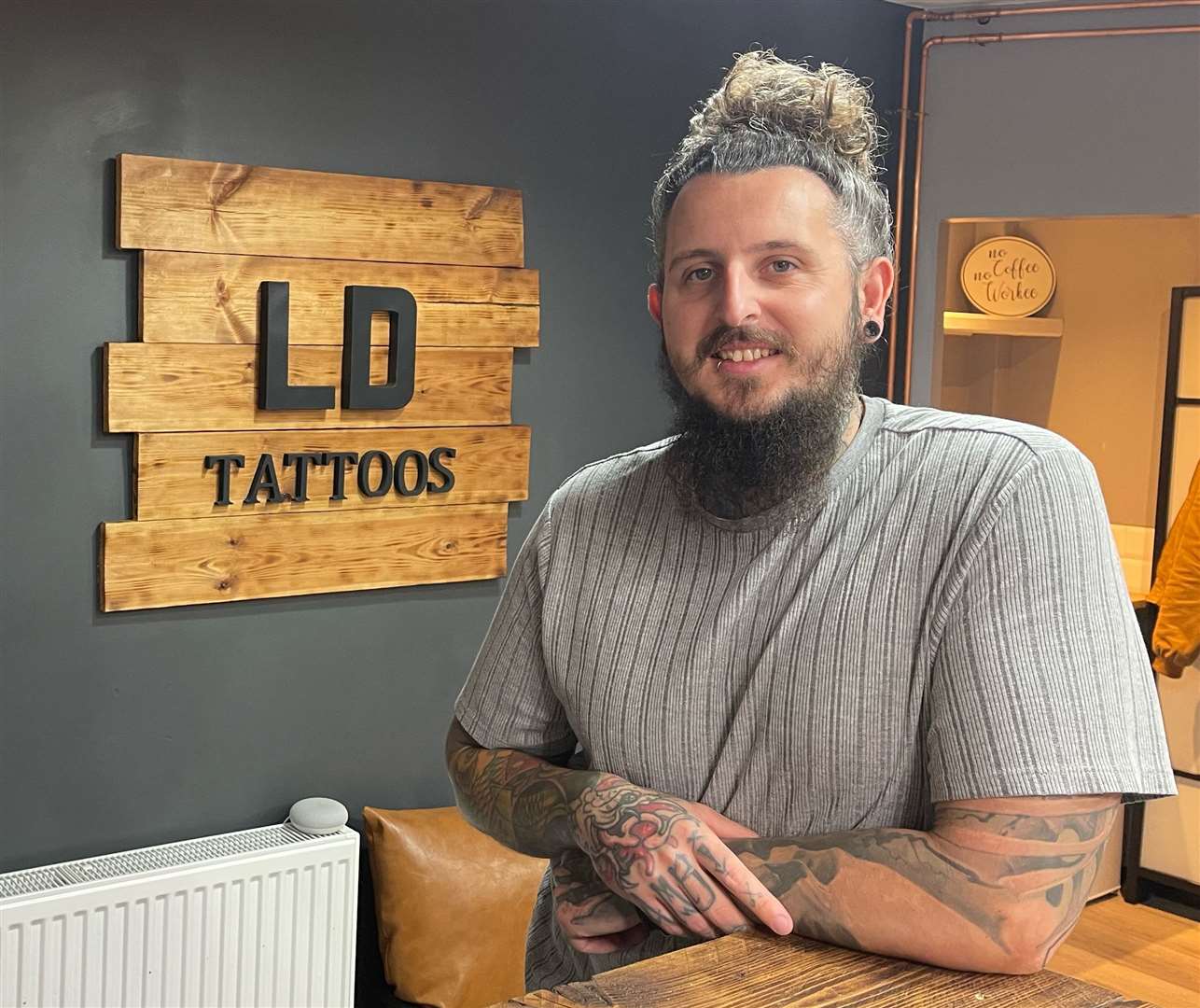 Lee Drewitt is offering a free day sitting worth £500 for winners of an online raffle he is running in aid of Macmillan Cancer Support