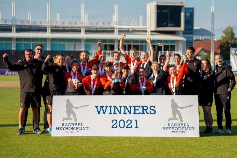 Southern Vipers celebrate the win Pic: Dave Vokes