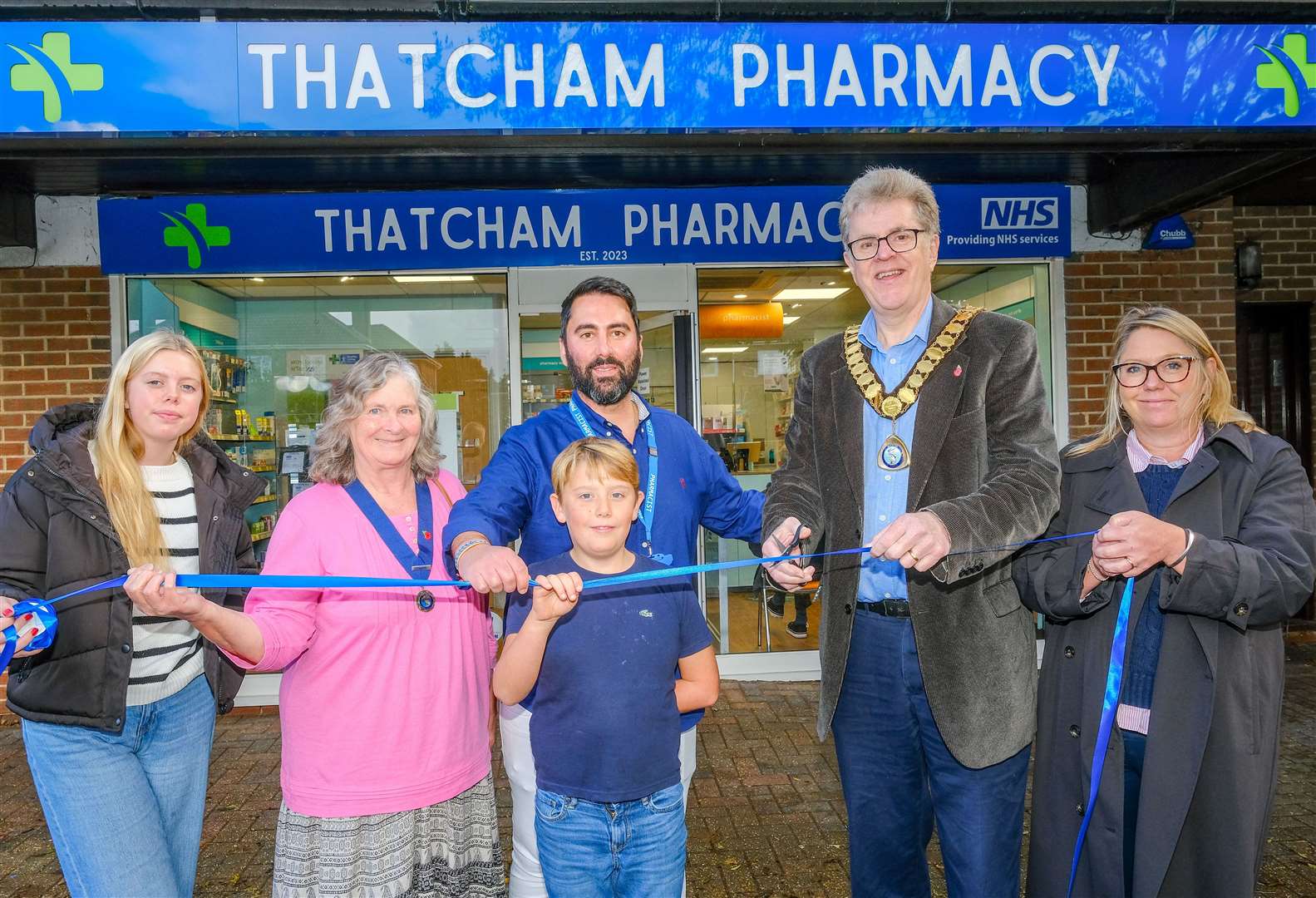 Lottie Gibbins,15, Jenny Lillycrop, William Gibbins 10, owner Guillermo Marin Saborido, Thatcham mayor Mark Lillycrop and Fiona Gibbins