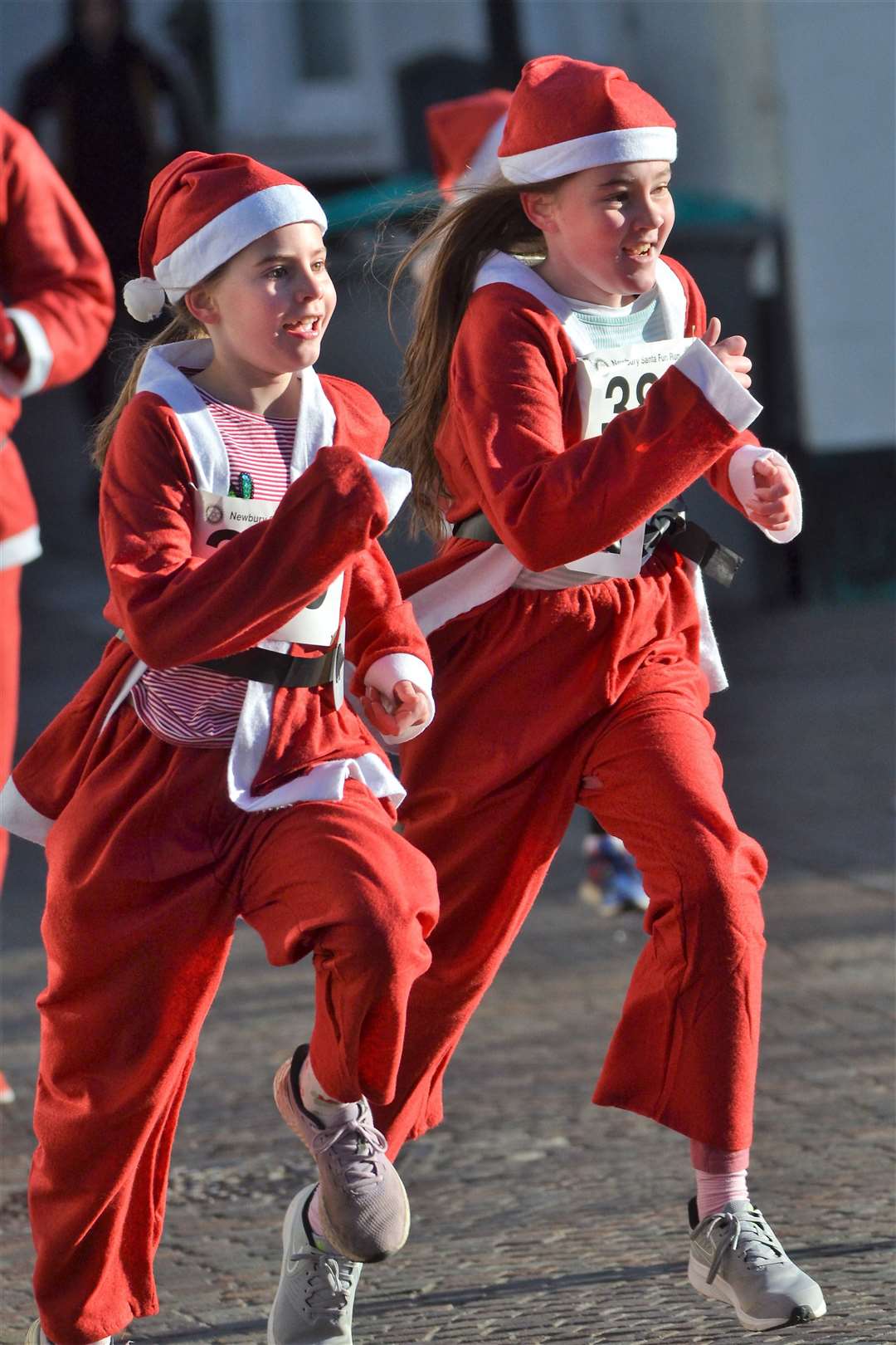 Newbury Santa Run pic chris forsey 28/11/21..Ref:48-1821. (53386155)