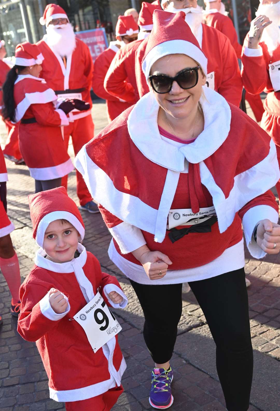 Prespa Blyth and her son Oliver (5) at Newbury Santa Run pic chris forsey 28/11/21.Ref:48-1821. (53386139)