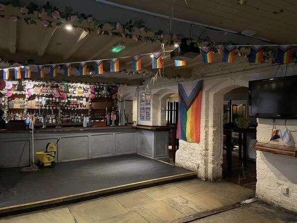 Canal Bar (62083028)