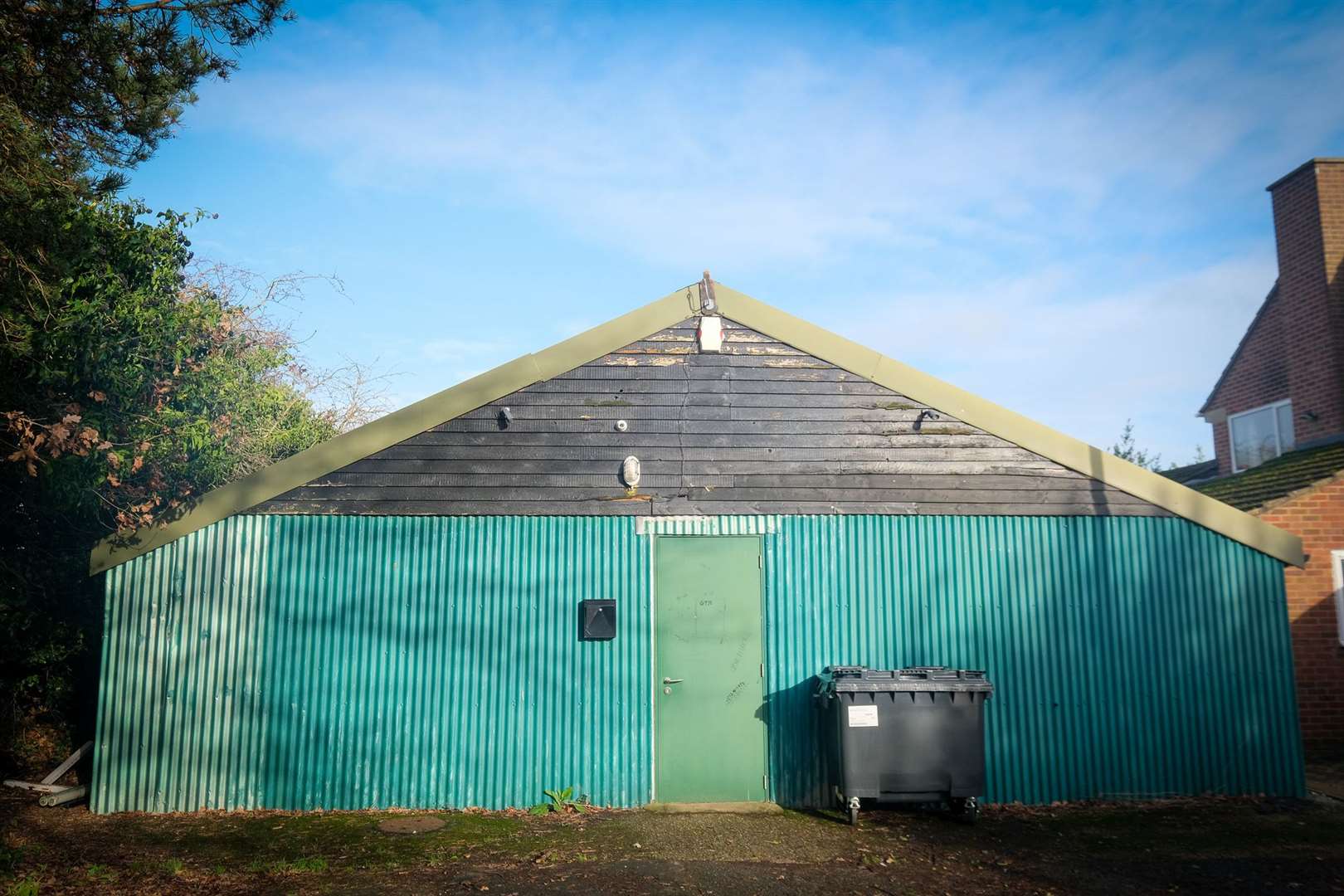 Residents are objecting to plans to redevelop the old Wash Common Scout Hut site as they fear a hedge will be destroyed in the process