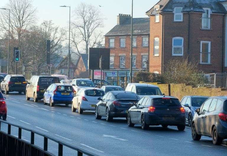 Traffic builds in central Newbury as road closes for roadworks