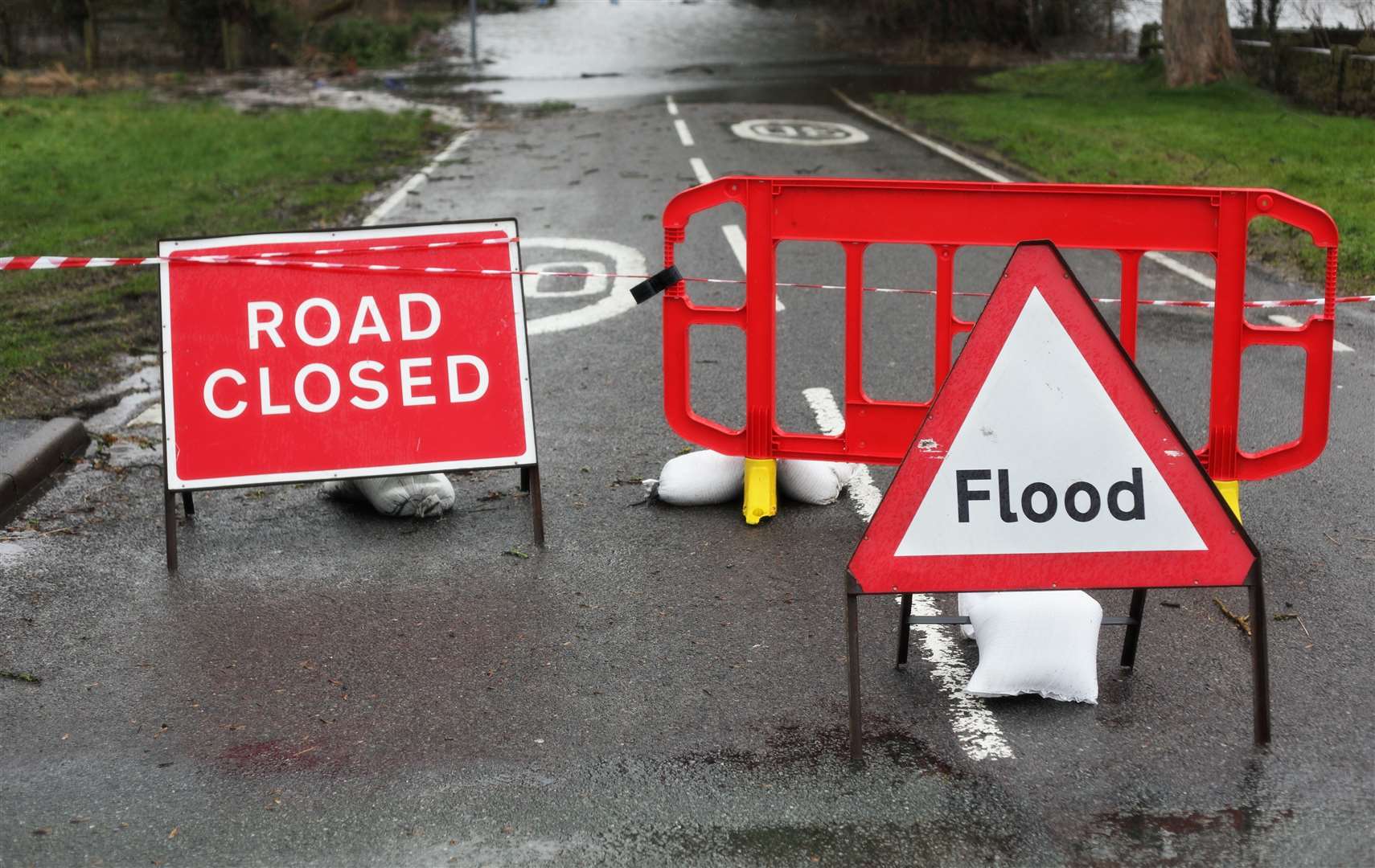 Road closed and flood sign due to heavy rain and floods (48356509)