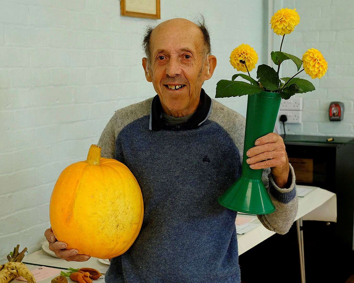 Grahame Collins wins 1st prize for heaviest pumpkin