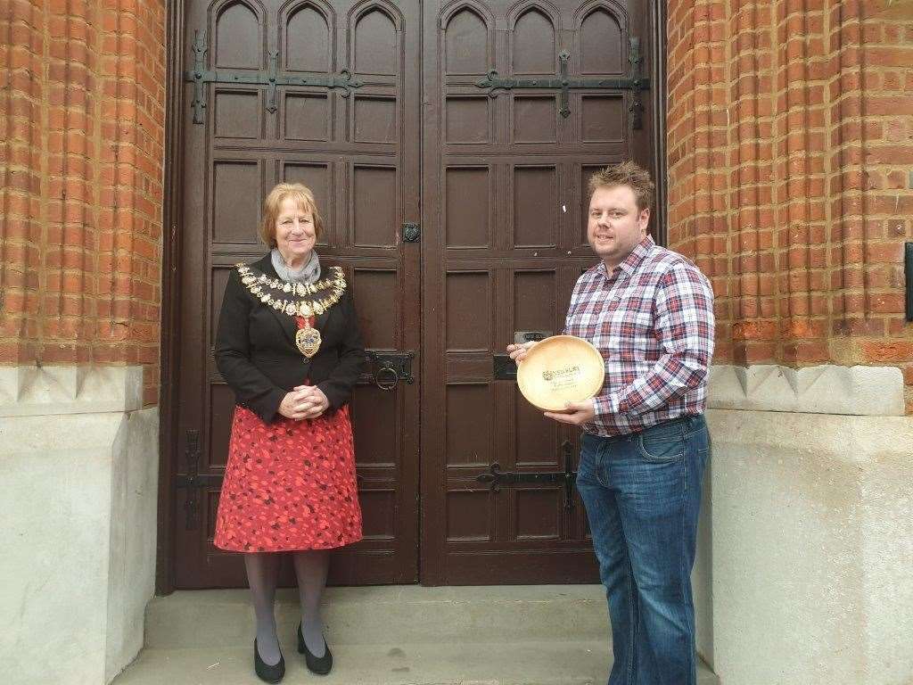 Matthew Groves receives his award