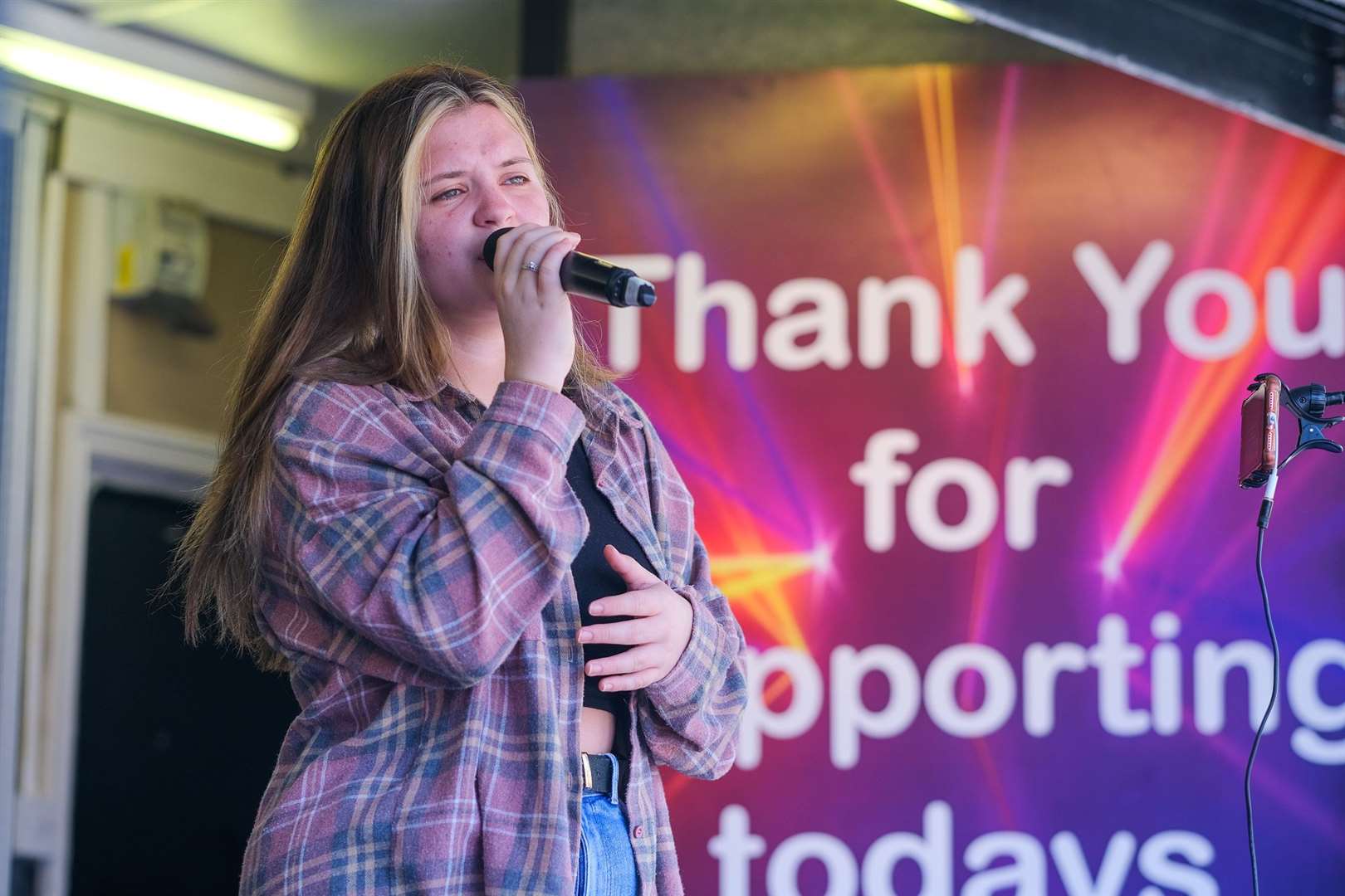 Madzy sings on stage (56140414)
