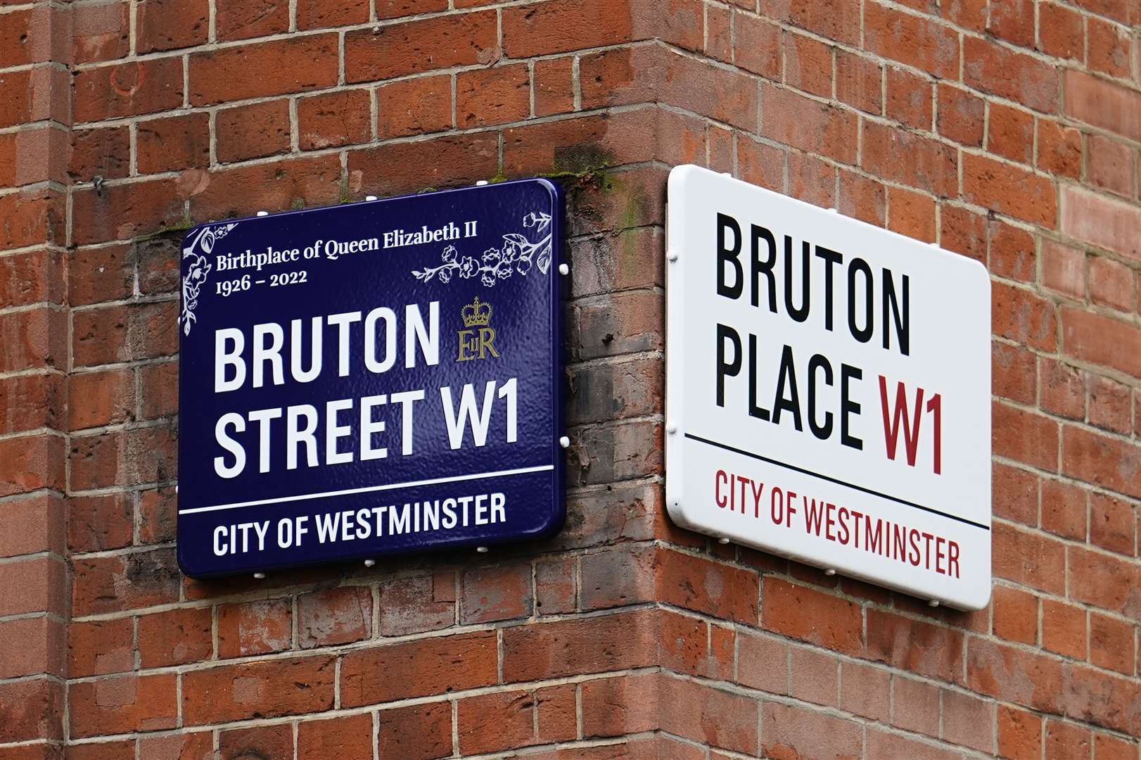 One of the commemorative street signs in place in tribute to the late Queen (Jordan Pettitt/PA)