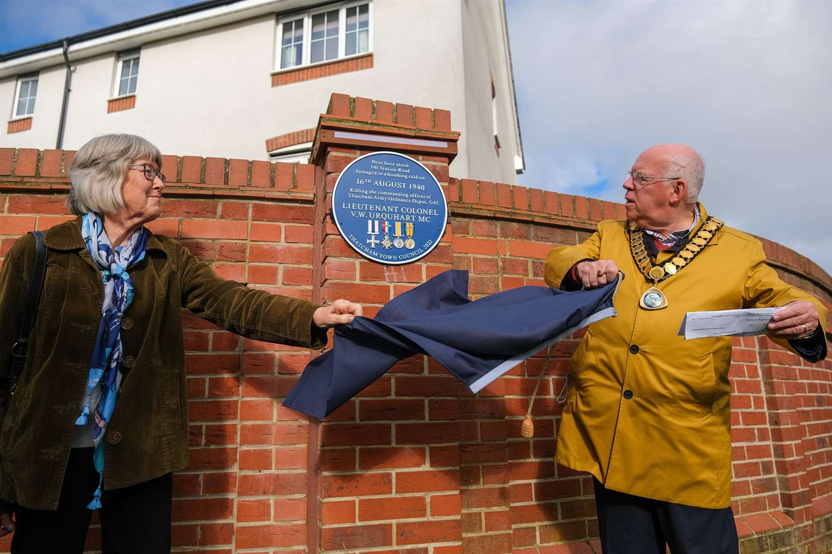 Mayor of Thatcham Jeff Brooks unveiling the plaque with with Urquhart's granddaughter Claire Virden