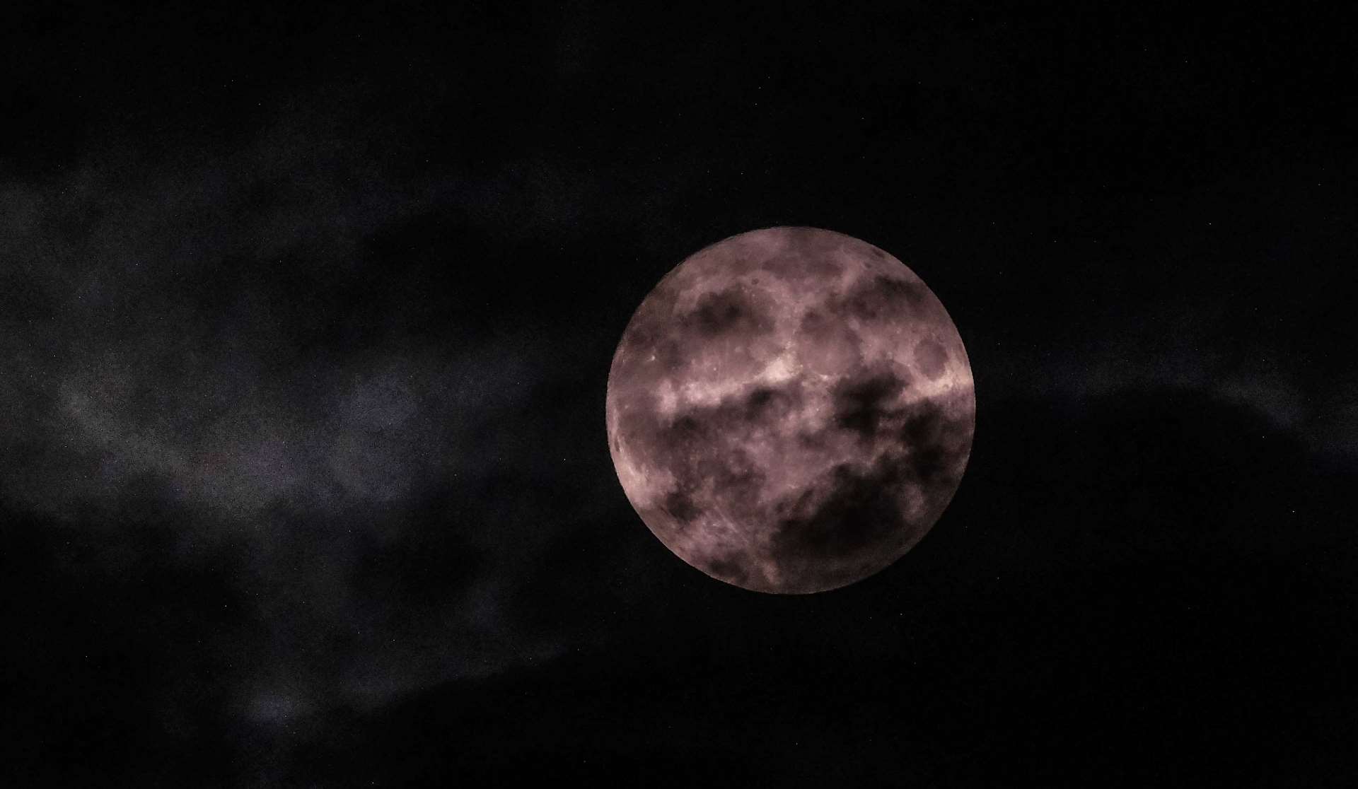 Corn Moon over Newbury Picture: Phil Cannings