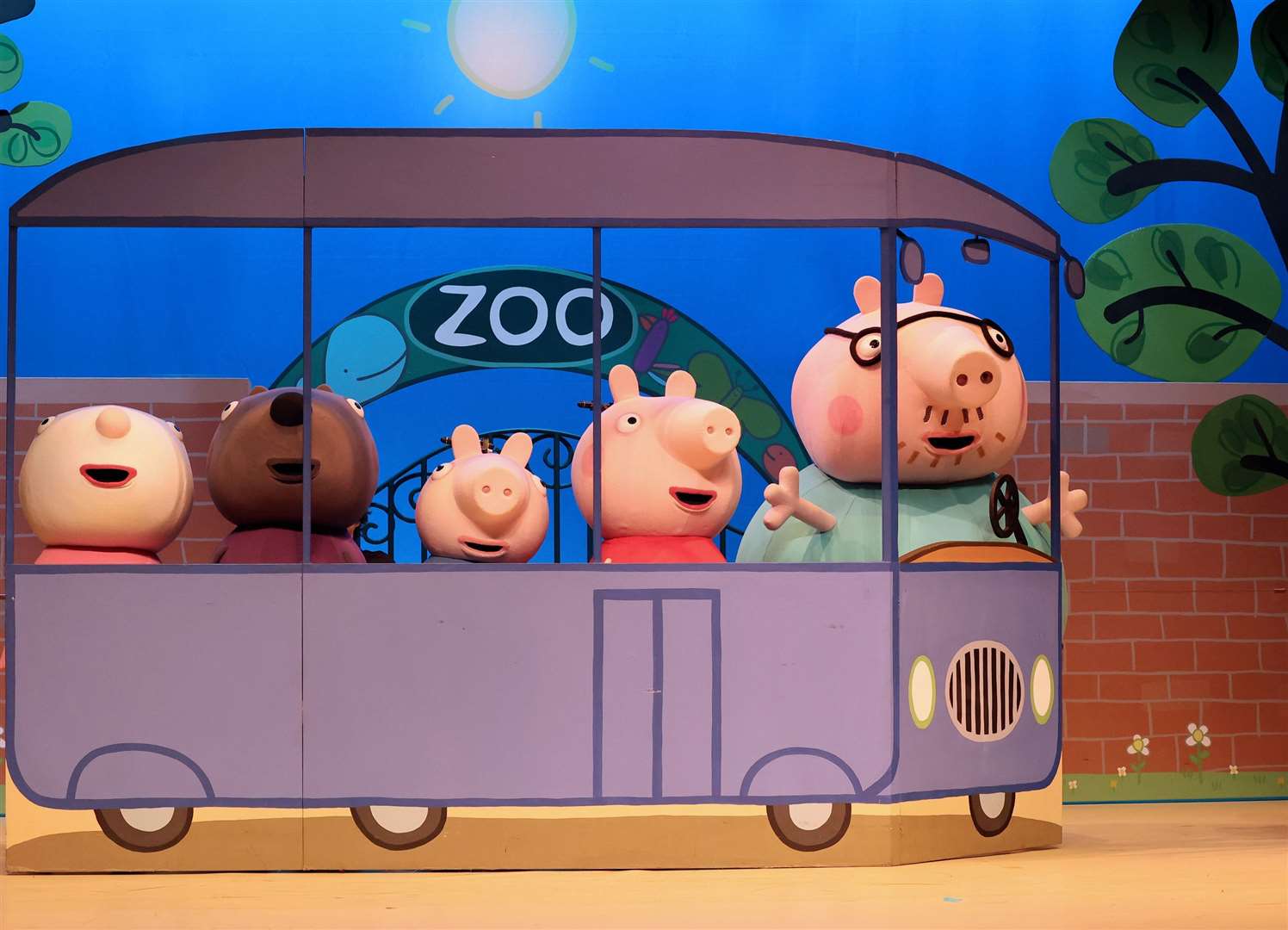 Join Peppa, along with her family and friends as they go to the zoo and also the beach for a special party- it’s going to be an exciting and fun packed day