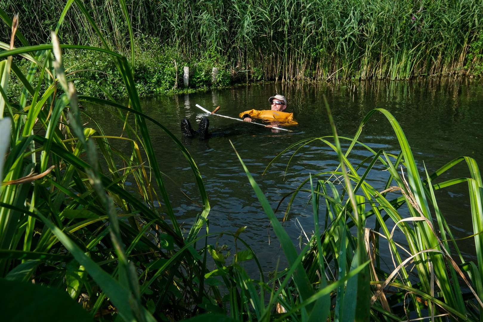 Le gardien de la rivière Barton Court, Nick Richards, a sa propre façon de voyager