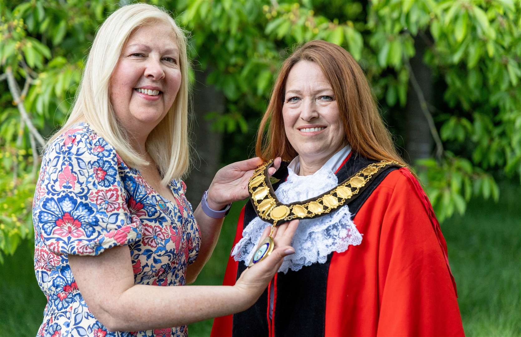 Outgoing mayor Suzanne Adamantos presenting the chain to Petra Pemberton
