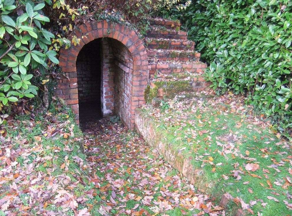 Bucklebury, air raid shelter, Little Corner