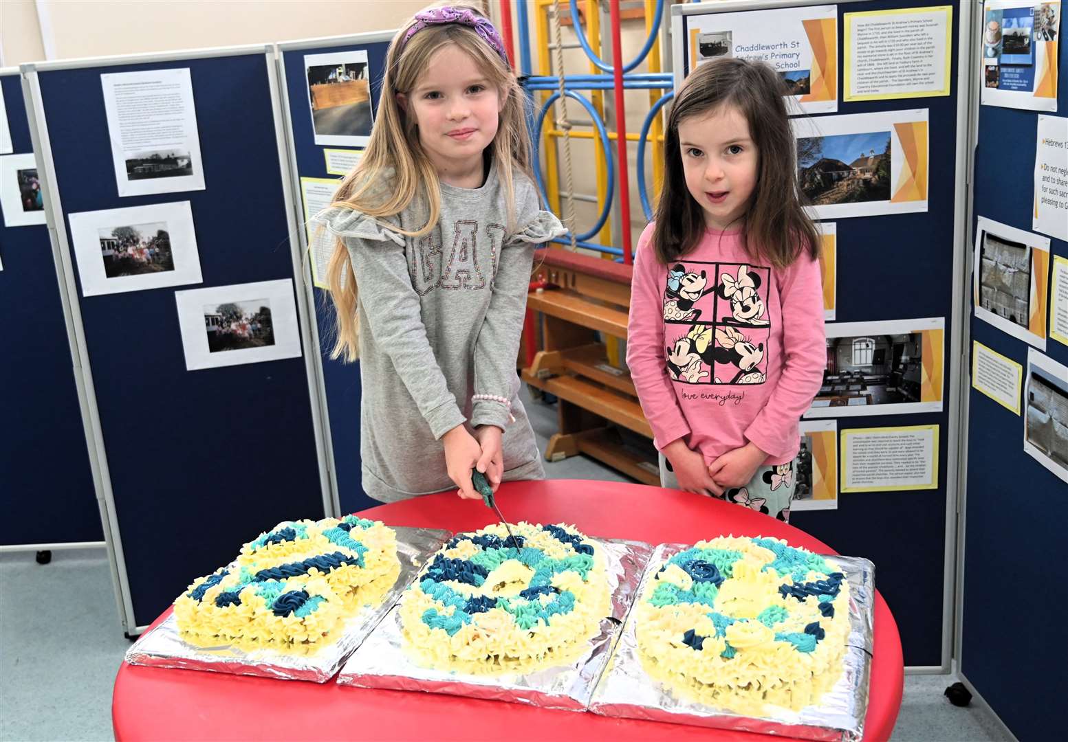 Pupils cut the cake for Chaddleworth School anniversary