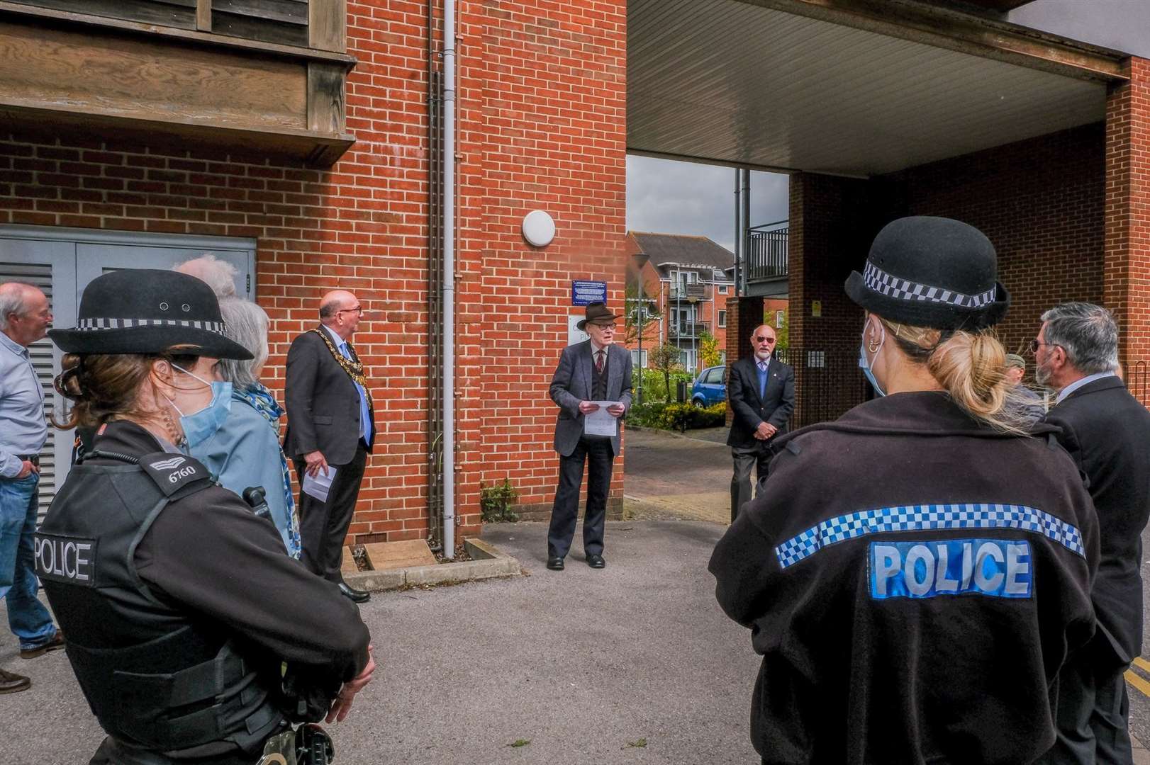 Albert Alexander blue plaque - Anthony Pick addresses the group- Ref: 21-1721.Picture by Phil Cannings
