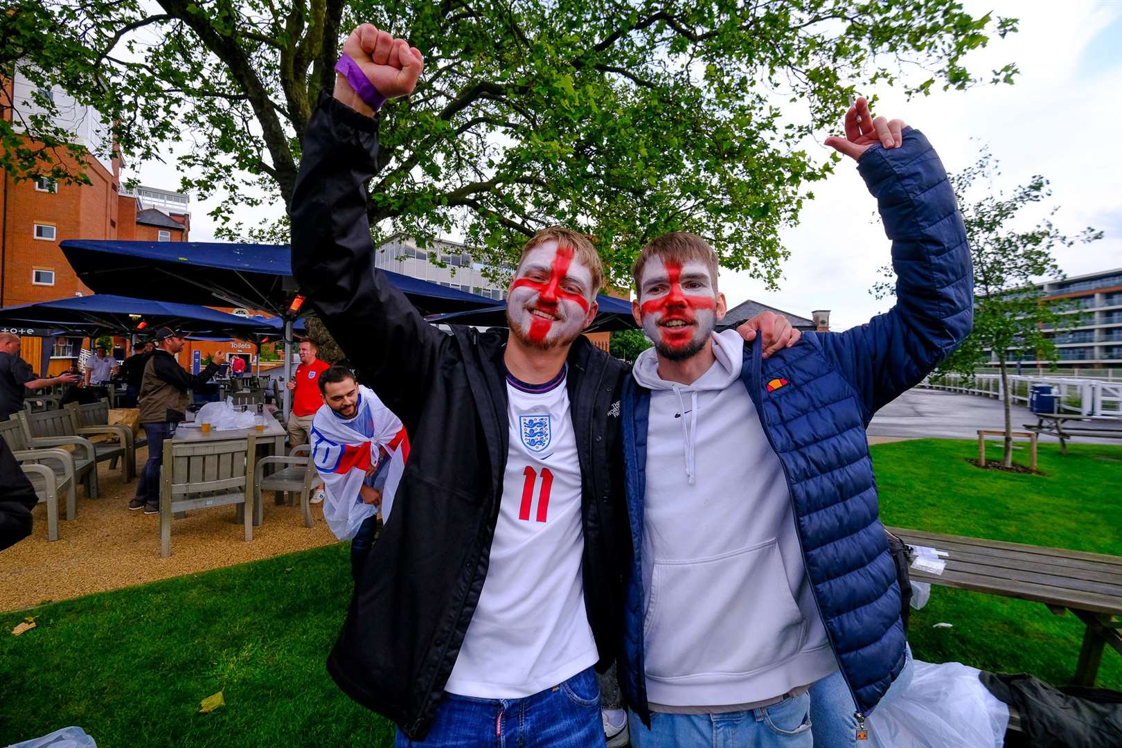 England fans watch the game at Newbury Racecourse.Ref: 28-0921.. (49112141)