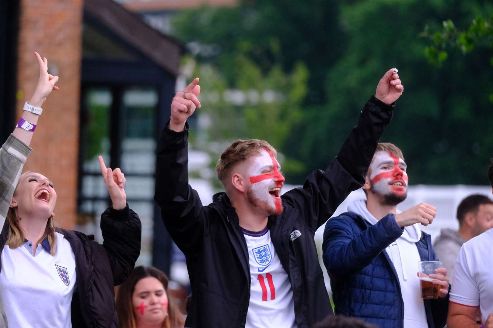 England fans watch the game at Newbury Racecourse.Ref: 28-0921.. (49112181)