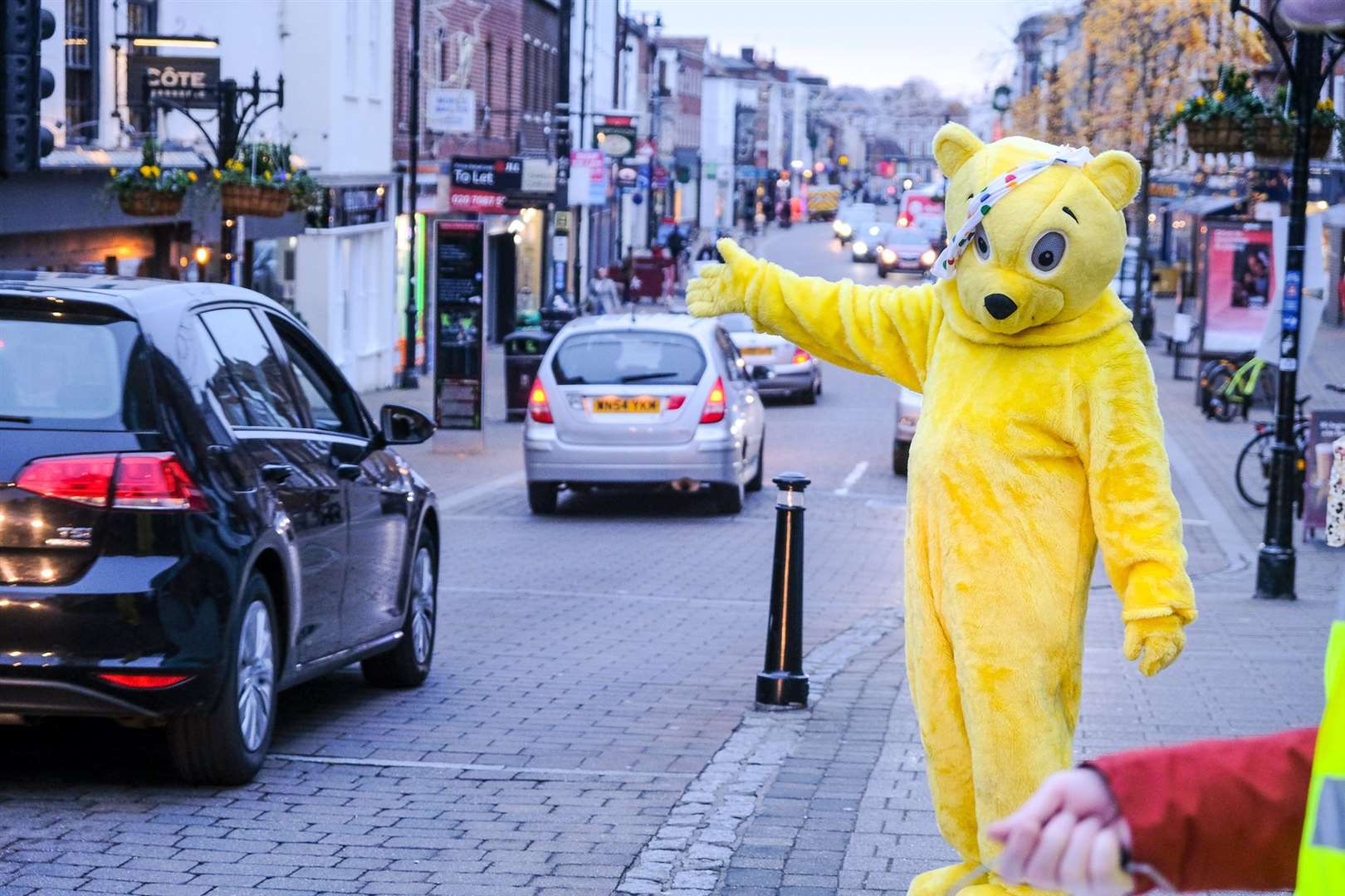 Newbury 41 Club collecting money on Northbrook Street for Children in Need. Ref: 47-0121.