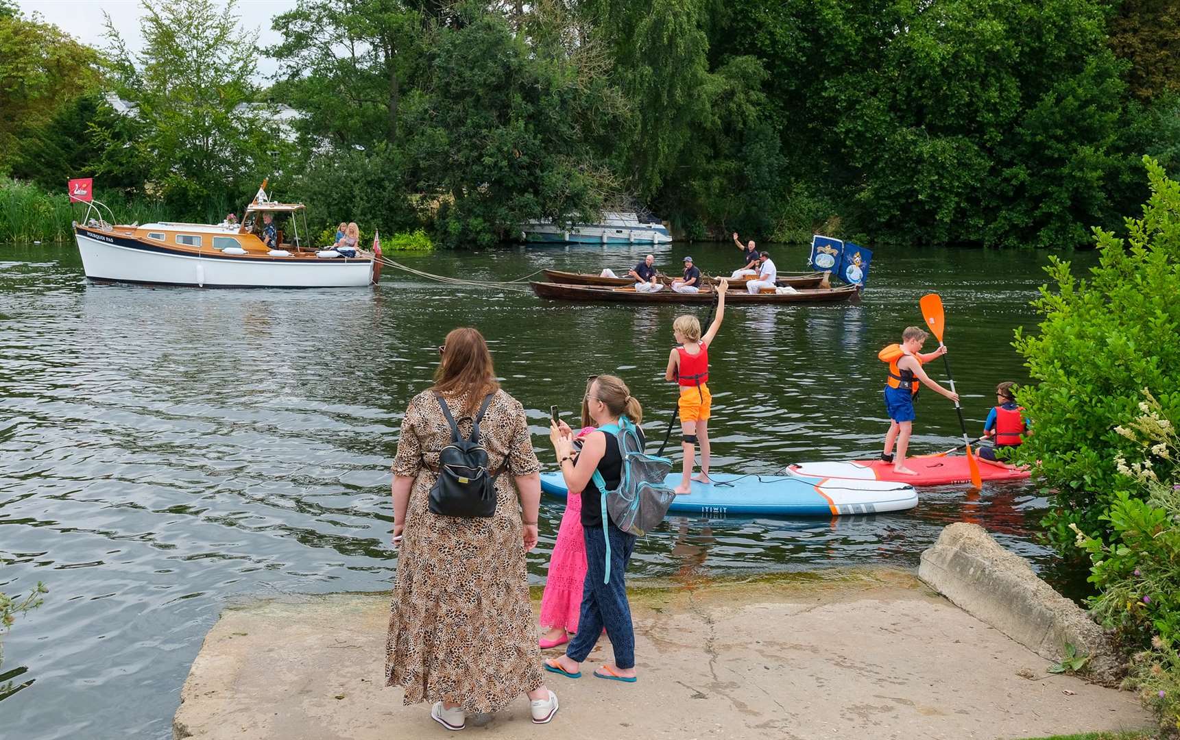Swan Upping arrives in Pangbourne