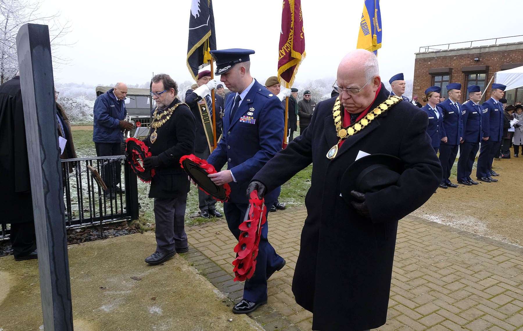 Newbury Mayor Gary Norman, left, and Thatcham Mayor Jeff Brooks, right, and laying wreaths