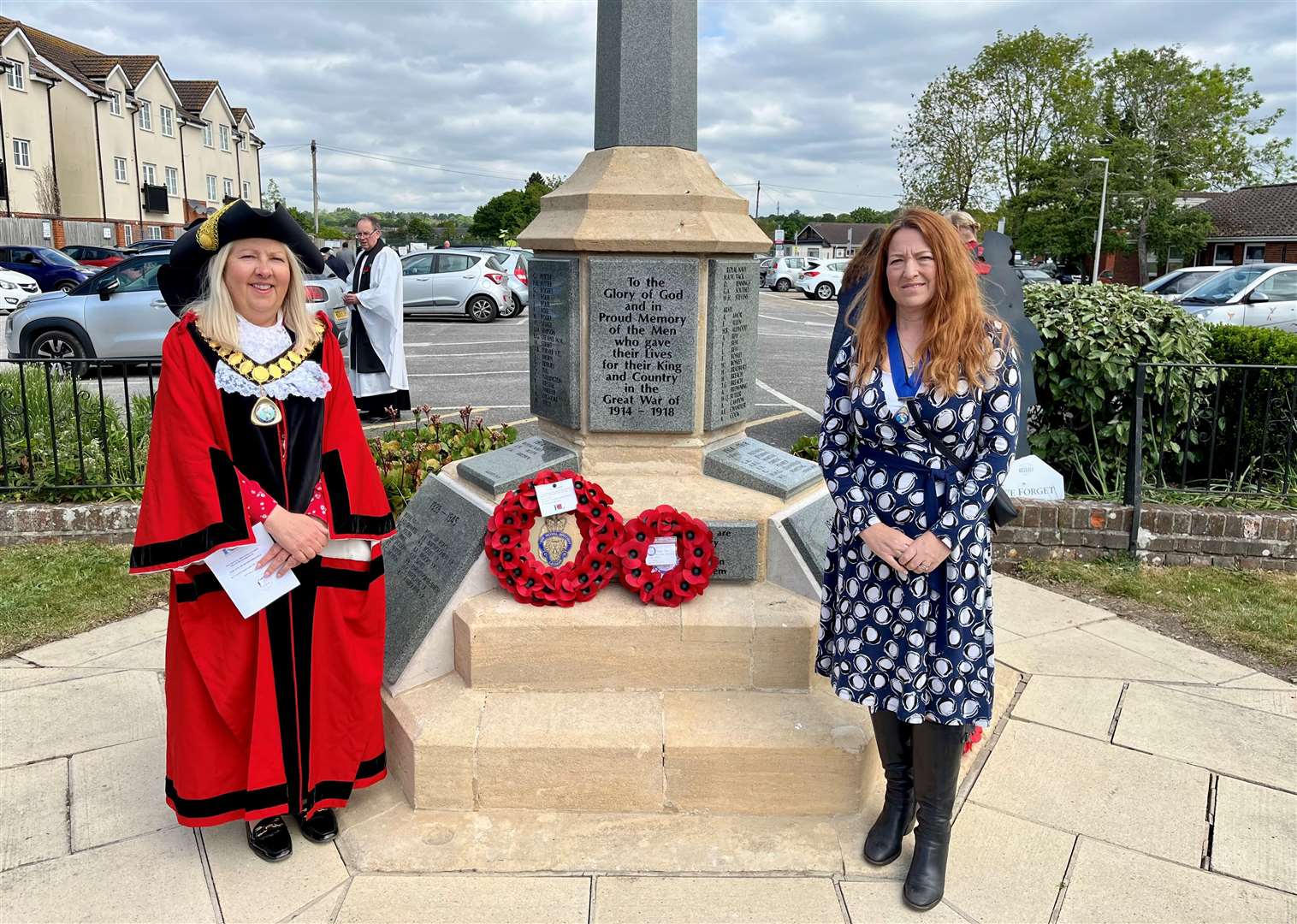 Mayor of Thatcham Suzanne Adamantos and Deputy Mayor Petra Pemberton at the town War Memorial