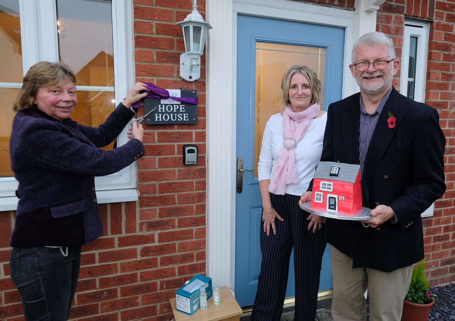 Hope House opens in Thatcham - Gill and Graeme Leech with CEO Tracy Underwood.Ref: 45-3021. (52979562)