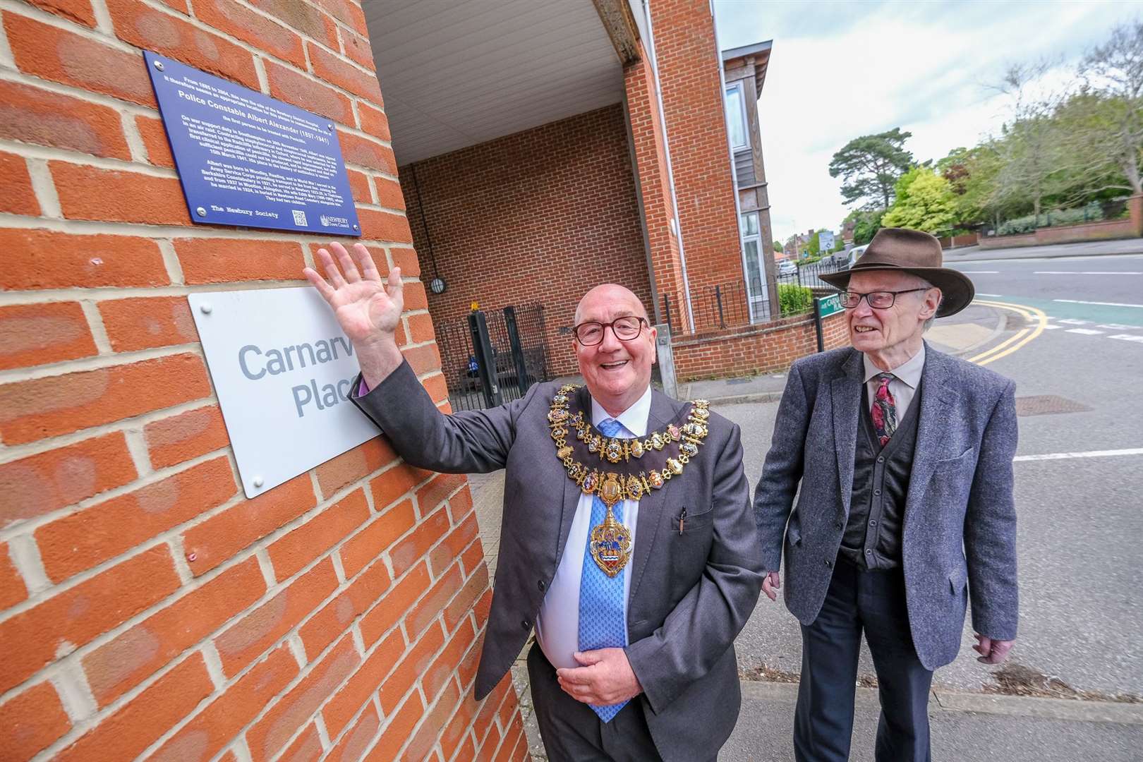 Albert Alexander blue plaque - Billy Drummond Mayor of Newbury and Anthony Pick - Ref: 21-1721. Picture by Phil Cannings