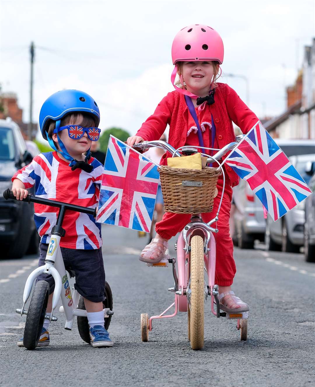 Evan Reynolds, 2 and Una Reynolds, 4 get into the jubilee spirit
