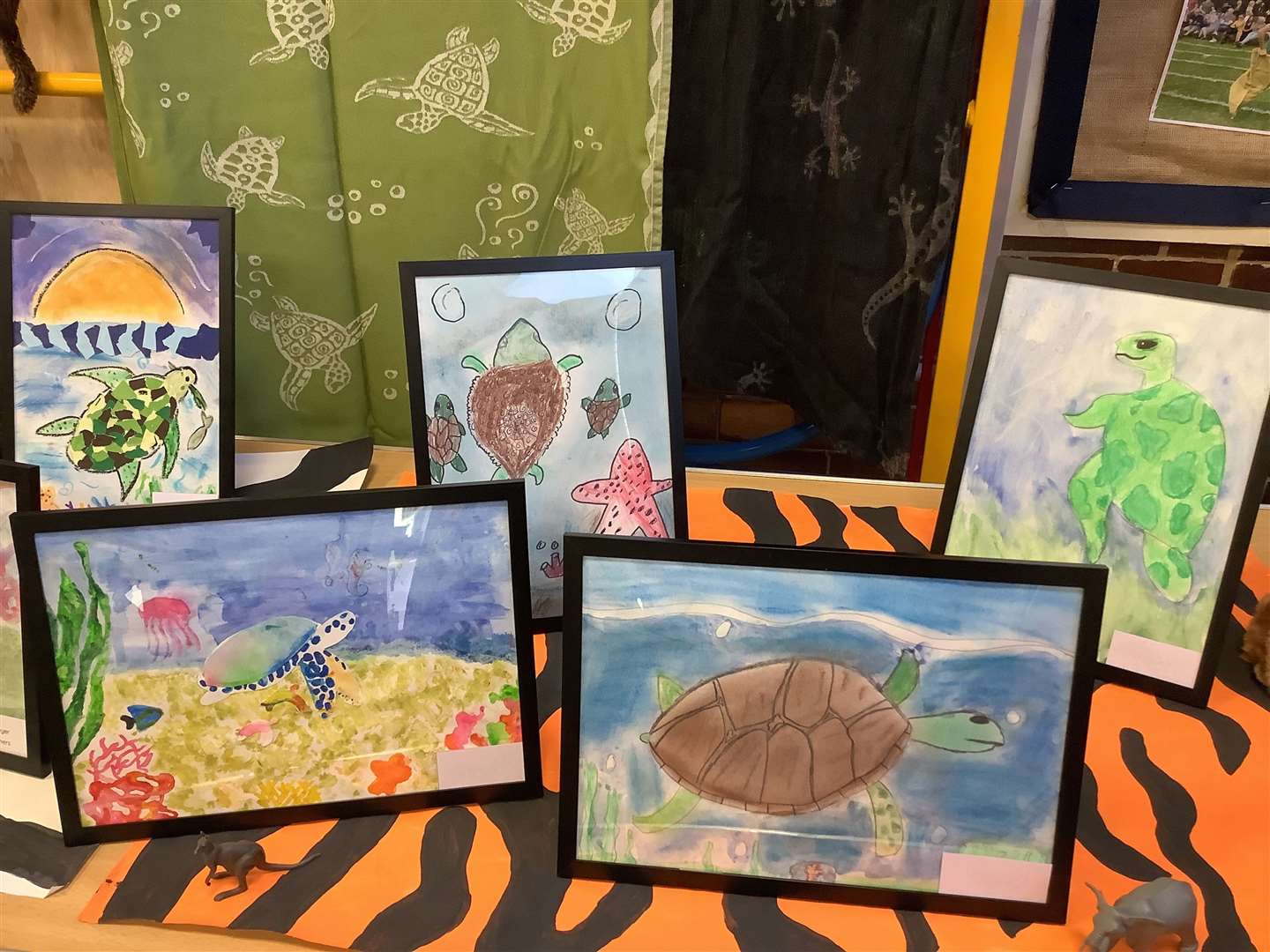 The school held an exhibition of children's animal art