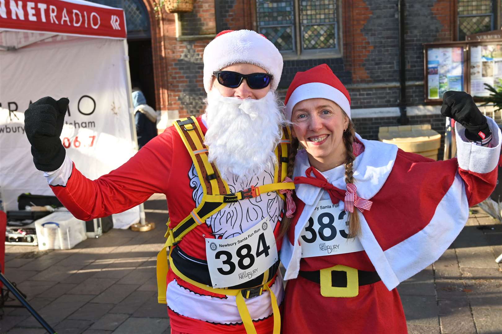 Mick Ayling and Nicki Machin at Newbury Santa Run pic chris forsey 28/11/21.Ref:48-1821. (53386175)