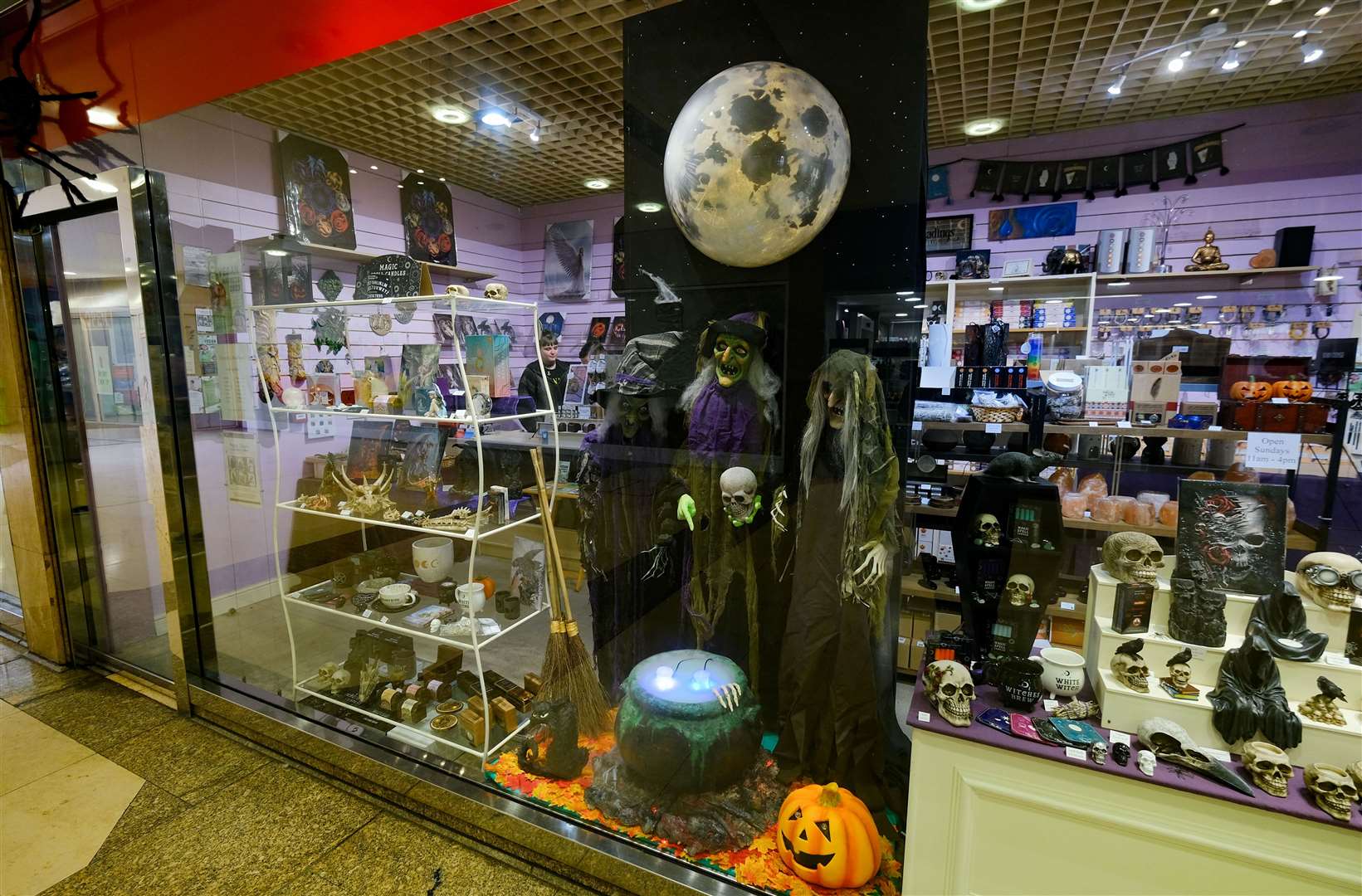 Crystalz and Rainbowz, Kiosk 6, The Kennet Centre