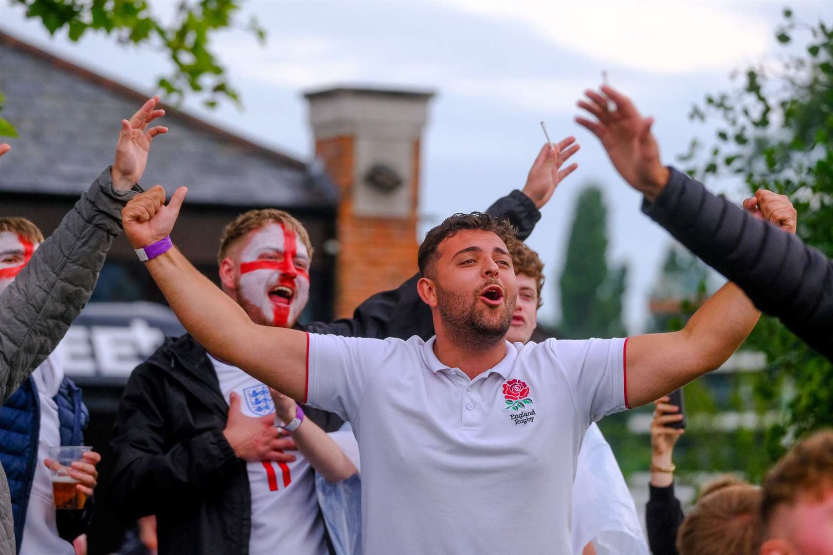 England fans watch the game at Newbury Racecourse.Ref: 28-0921.. (49112198)