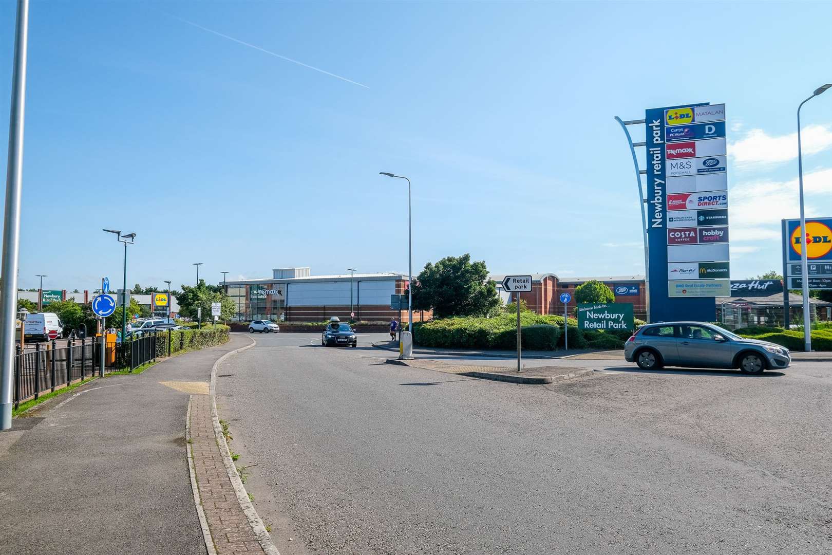 Newbury Retail Park ..Ref: 32-1821. (50116153)