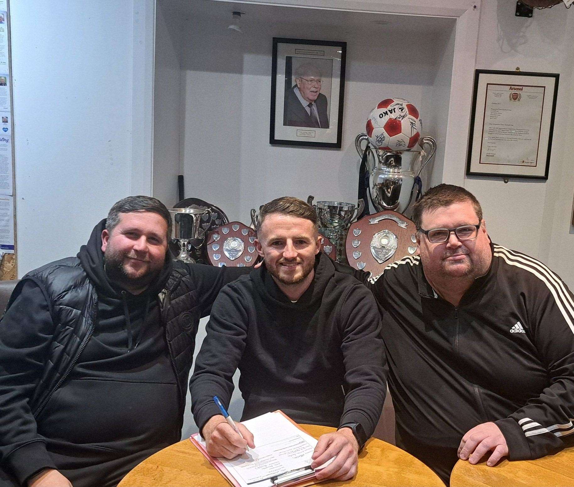 Louis McGrory re-signs for Hungerford town alongside Manager Danny Robinson and Chairman Cris Bowden