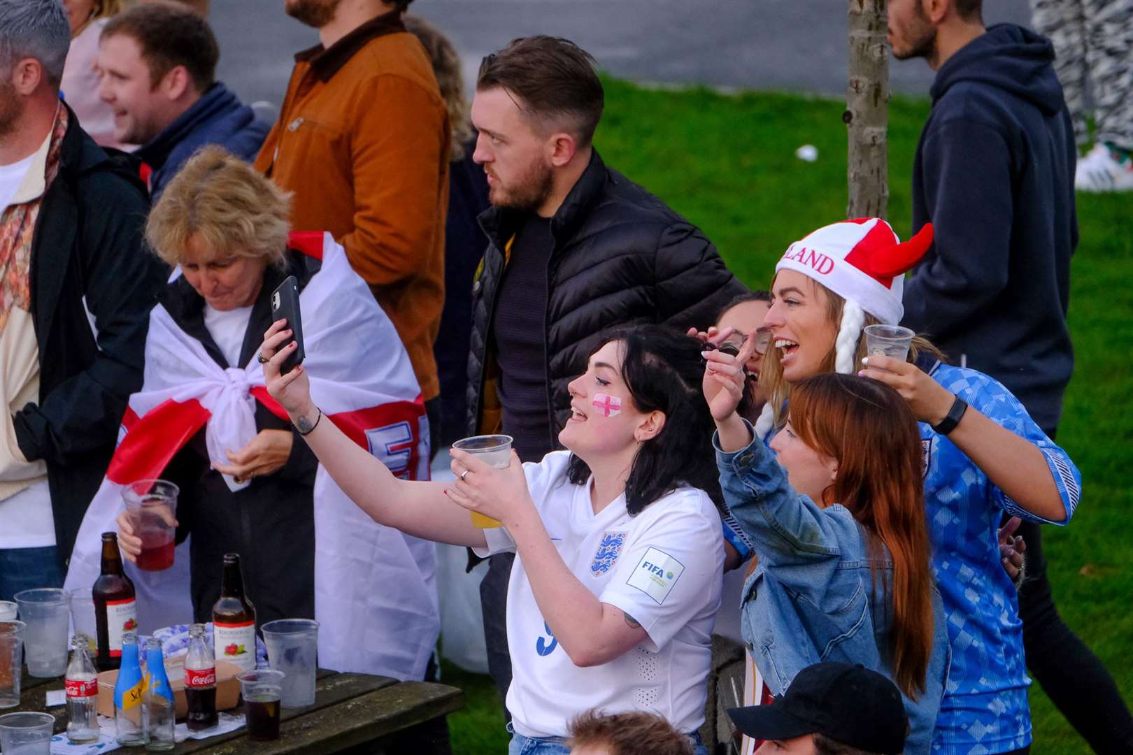 England fans watch the game at Newbury Racecourse.Ref: 28-0921.. (49112127)