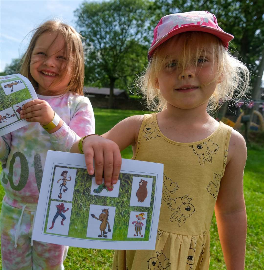 Hungerford Nursery 5km run and a âFamily Questâ in Hungerford Marsh..Willow Mcleod age 3 and Tiger Lily Early age 3. (57567298)