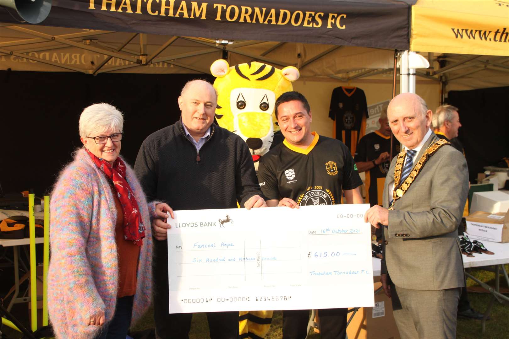 Le maire de Thatcham Town, John Boyd, et Gareth Hillen présentent un chèque de 615 £ à l'association caritative Fanconi Hope.  Photo par : John Harrison.