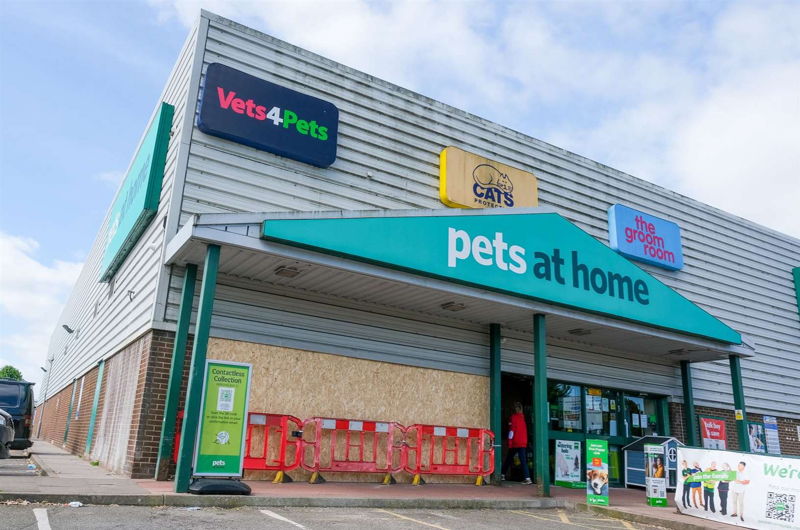 A car crashed into the front of Pets at Home, Newbury