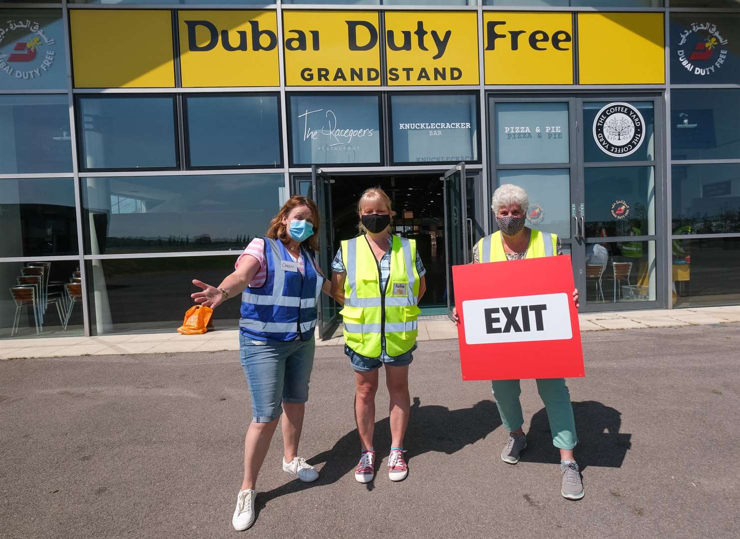 Last day at Newbury Racecourse vaccination centre .- Volunteers.Ref: 24-1621... (48271134)